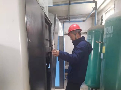 睿寂行空壓機(jī)售后服務(wù)人員進(jìn)行例行巡檢！