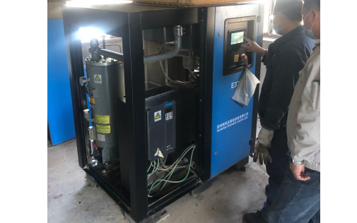 睿寂行空壓機售后服務(wù)正在調(diào)試機器